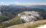 40 Panorama verso l'ampia dorsale che sale dal Colle Palazzo. Sullo sfondo si intravede il Lago d'Iseo...